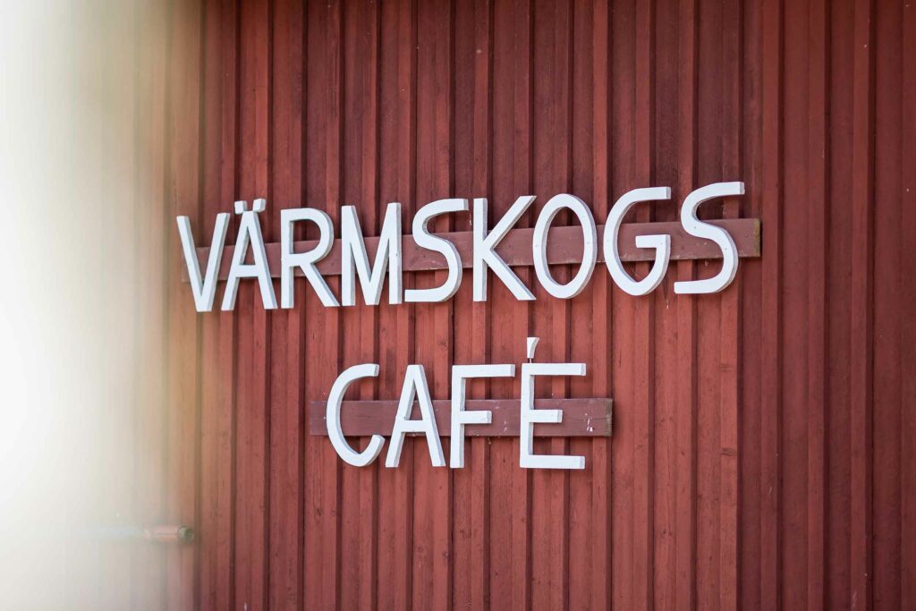 Bild på Värmskogs Café skylt på en faluröd husvägg